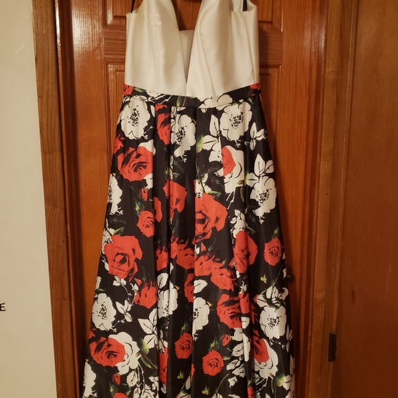 Prom dress - Picture 1 of 1